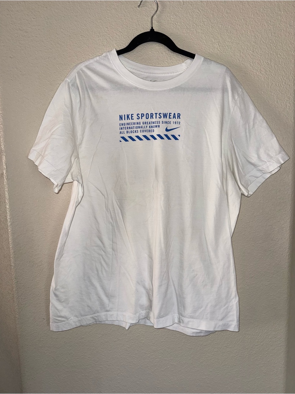 Nike White Short Sleeve Tee with Blue Chest Graphic Mens XL - Picture 1 of 3